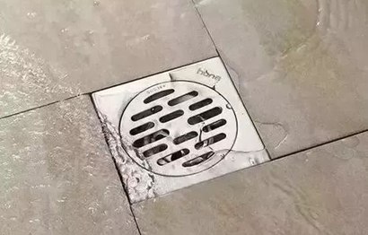 沈阳卫生间翻新改造中地漏周围瓷砖如何贴？