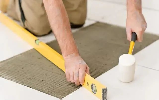 沈阳客厅翻新改造是铺地板还是瓷砖？