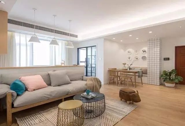 沈阳客厅翻新改造是铺地板还是瓷砖？