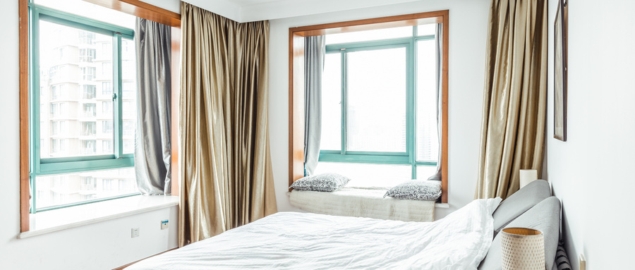 卧室有条件可以装个假飘窗 改造一番大有用处