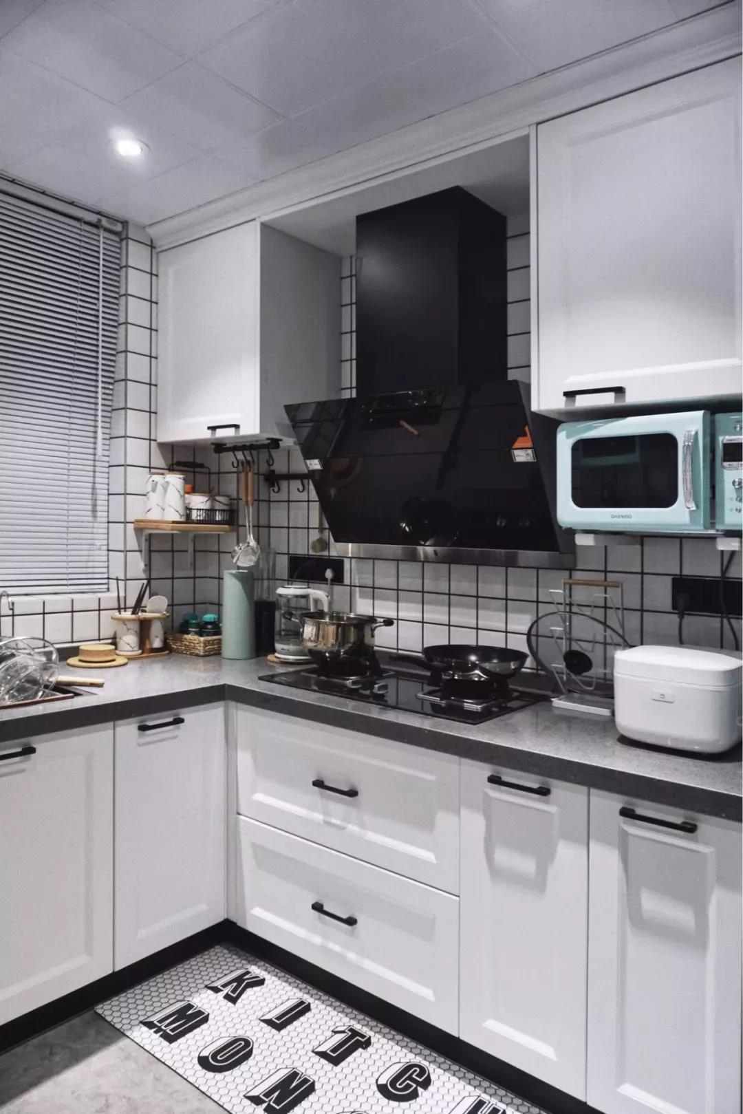 厨房除了橱柜外，台面的搭配也很关键，白色的就不错