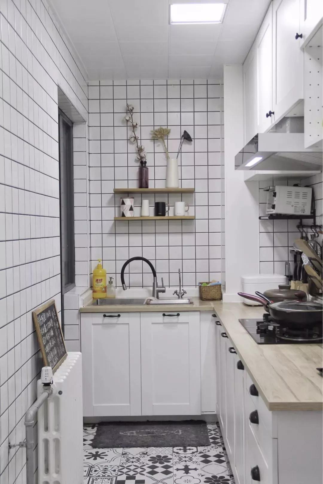 厨房除了橱柜外，台面的搭配也很关键，白色的就不错