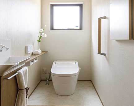 南京市男子将卧室改成卫生间被告，楼下业主自家的房子可以随意改造嘛