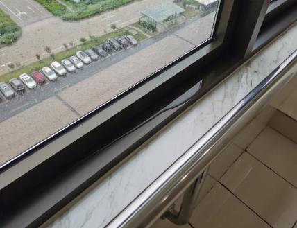 家里窗户出现漏水是什么原因?窗户漏水的处理方法有哪些