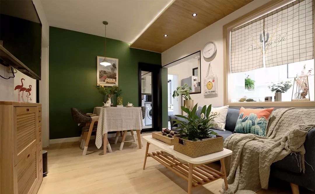 65㎡小户型家装设计，全屋原木风，实用有品位，沙发墙设计最明智！