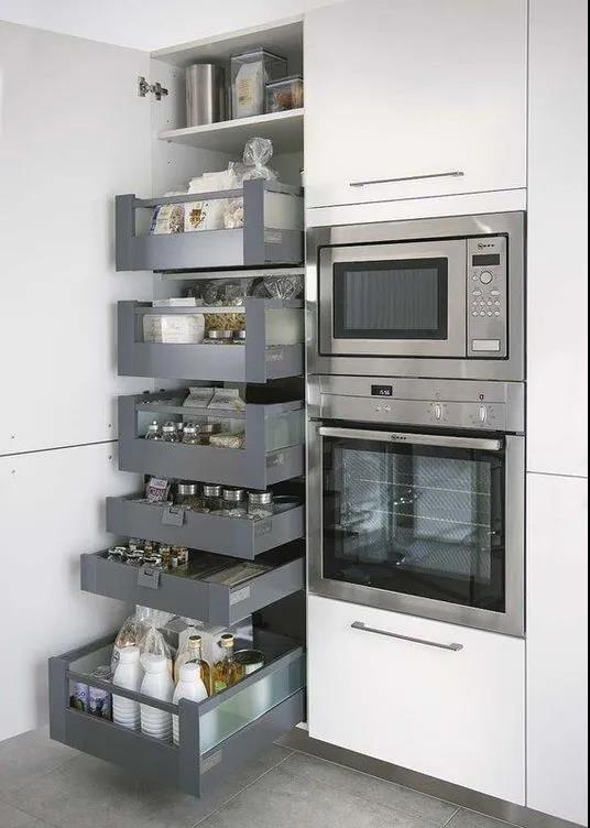 厨房不实用怪自己，灶台侧面没留空30公分，定制高柜将厨电嵌中间
