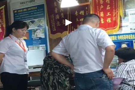 全椒万华装饰首席设计老师海峰老师与客户洽谈装修方案