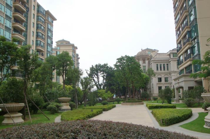 恒大绿洲小区团装正在进行中……