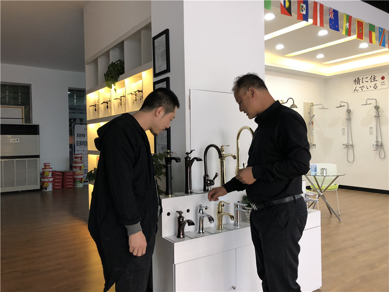 驻马店市室内装饰协会第7次常务理事会议召开，轻舟装饰发表重要讲话