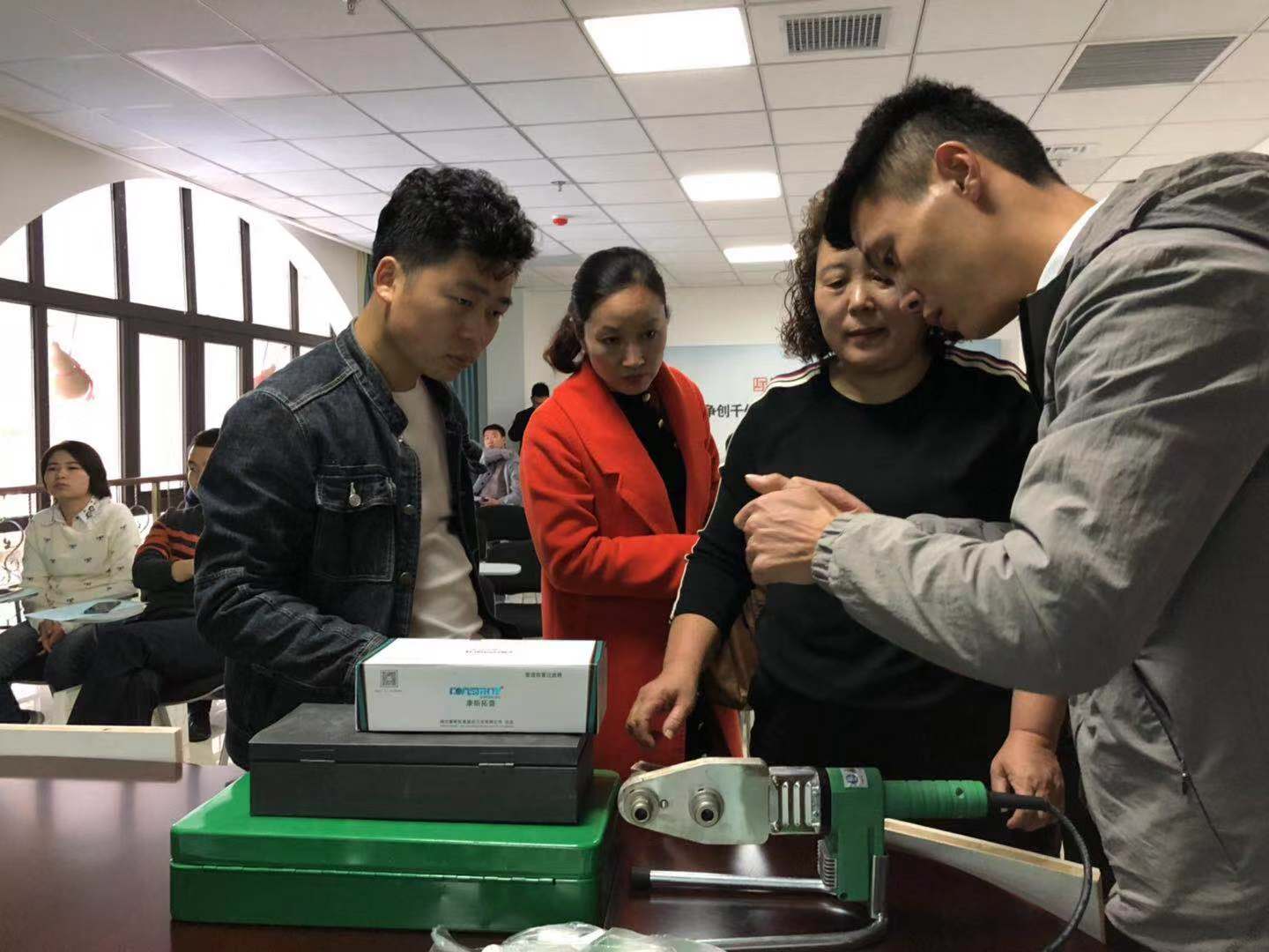 轻舟装饰走进滨江壹号:一场责任与知识并存的家装知识大讲堂 轻舟装饰走进滨江壹号:一场责任与知识并存的家装知识大讲堂