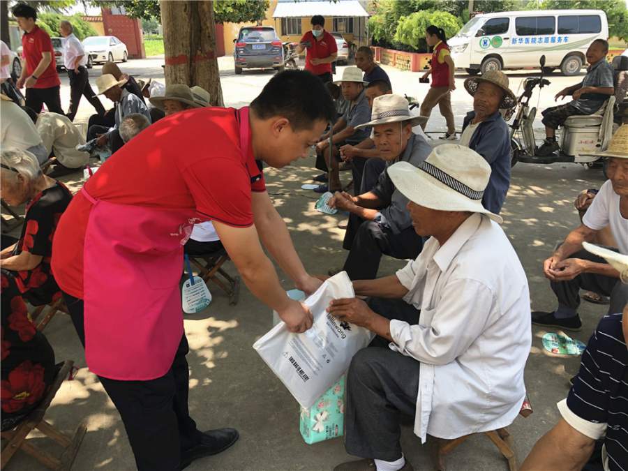 薛城暖阳义工协会携手拓者装饰公司走进邹坞敬老院