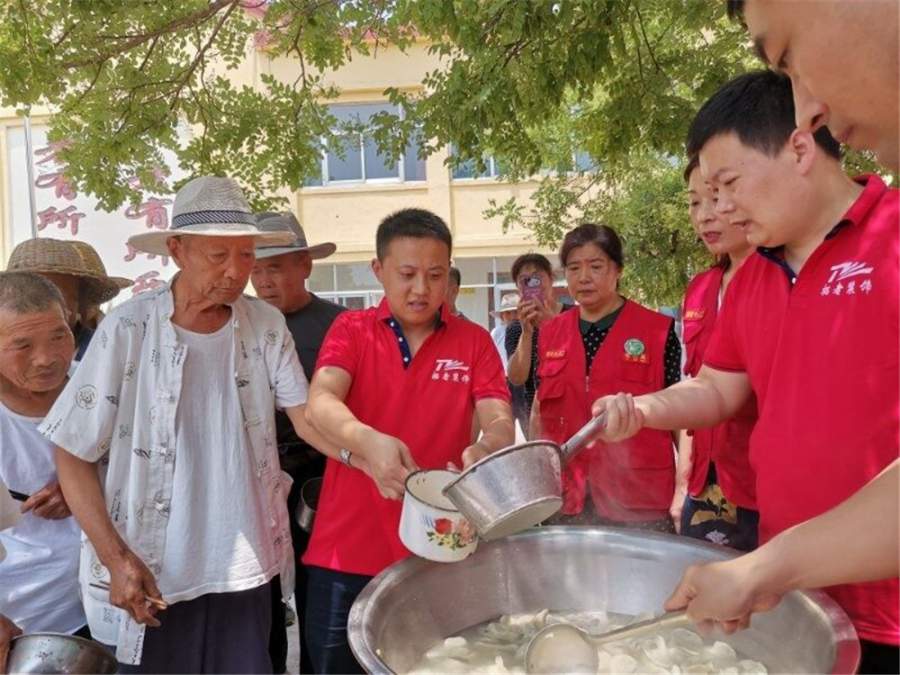 薛城暖阳义工协会携手拓者装饰公司走进邹坞敬老院