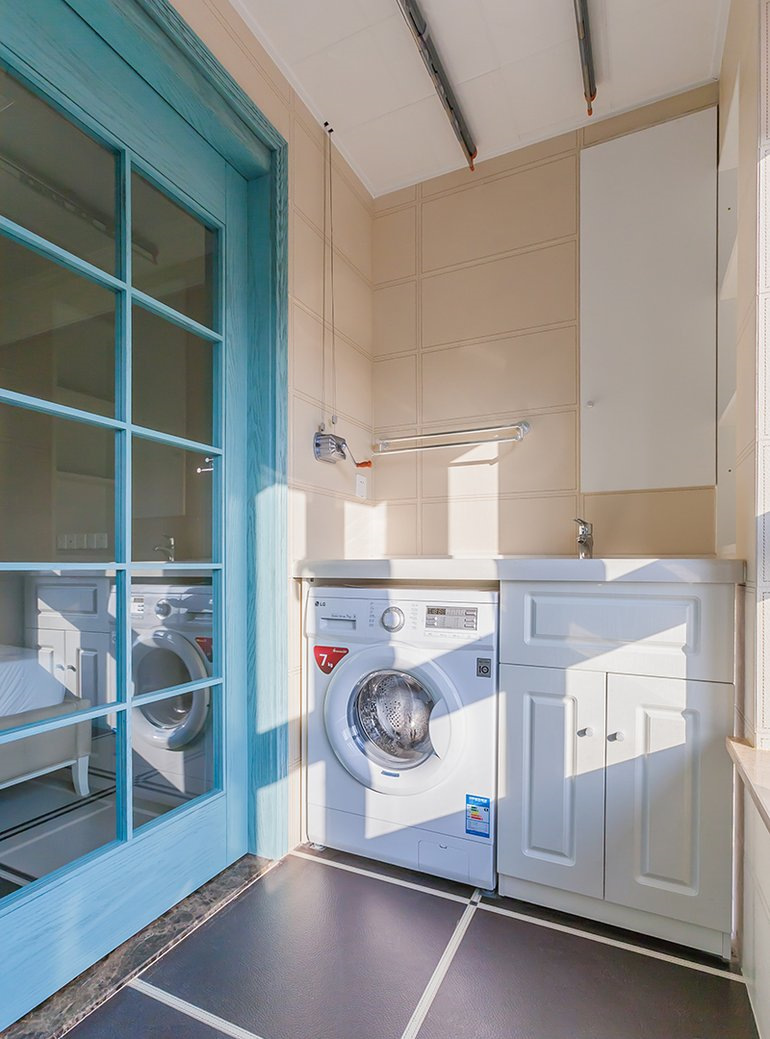 阳台：300*600墙砖 300*300地砖 上下墙整体搭配